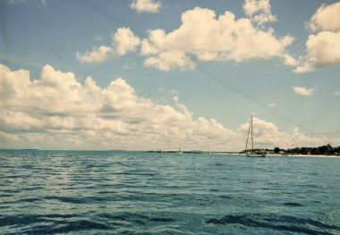 Denizde yalnız bir yat. Retro