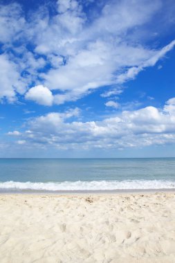 Güzel gökyüzü ve mavi deniz