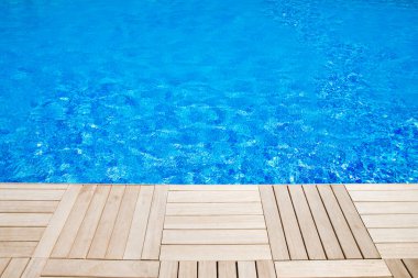 Yüzme havuzunda mavi su