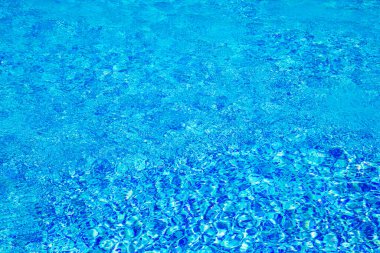 Yüzme havuzu arka planında dalgalı su