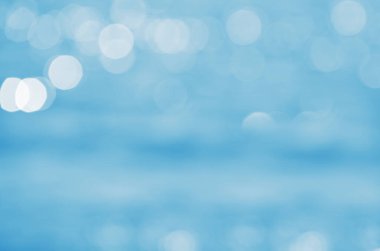 Deniz arka planındaki ışıklar. Dalgalar.