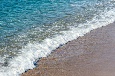 Kumlu sahilde yumuşak deniz dalgası. Arka plan.