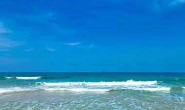 Güzel gökyüzü ve mavi deniz