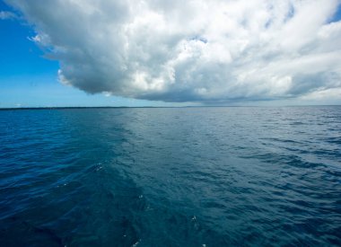Güzel gökyüzü ve mavi deniz