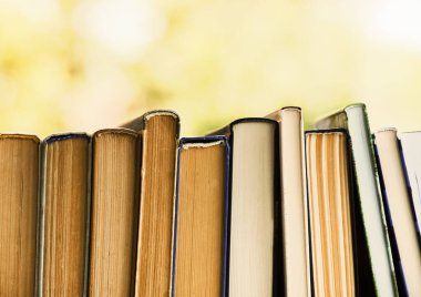 Birçok ciltli kitabın basit bir kompozisyonu. Okula geri dönüyorum. Eğitim.