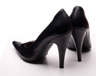 Beyaz arka plan üzerinde yüksek topuklu kadın ayakkabıları yakın plan, birçok kopyalanabilir alan