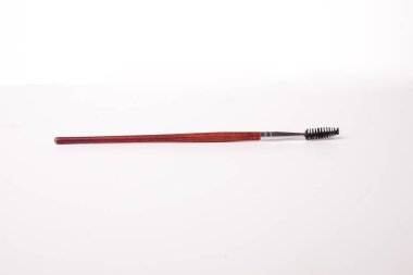 Rimel sürmek için makyaj fırçası; beyaz izole edilmiş, kullanılabilir bir sürü telif alanı