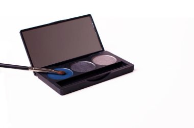 Makyaj. Profesyonel çok renkli göz farları beyaz izole edilmiş. Metin ya da reklam için bir yer ve kullanılabilir bir sürü telif alanı.