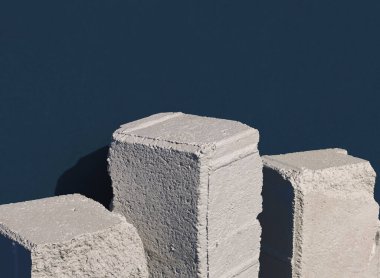 Eski taş bloklar koyu mavi arka plana karşı. Ürünleriniz için 3d bilgisayar grafik şablonu.