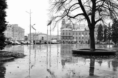 Kharkov, Ukrayna - 31 Ekim 2017 - İnsanlar Anayasa Meydanı 'nda yürüyor