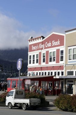 Juneau, AK, ABD - 17 Eylül 2024: Tracy King Yengeç Kulübesi Restoran Tabelası ve Mimarlık şehir merkezindeki insanlar sokak gezileri güneşli günler için açık insanlar. İnsanlar Juneau, Alaska 'da yemek yemekten hoşlanırlar.