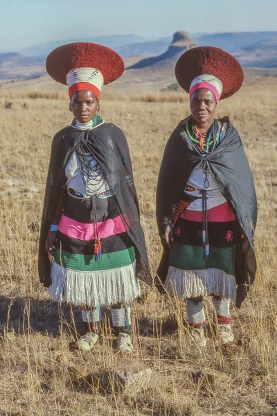 南アフリカのクワズールー ナショナル 2023年5月2日 有名な戦いが1879年に行われたアイスホロ帽子をかぶって伝統的なドレスを着た2人のズールー人女性 — ストック写真