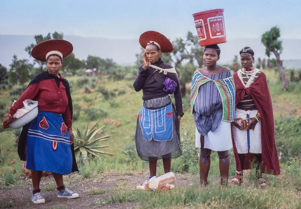 Kwazulu Natal South Africa 2023年5月2日 四名祖鲁族妇女身着传统服装 其中两名头戴花冠 带着购物袋回家 — 图库照片