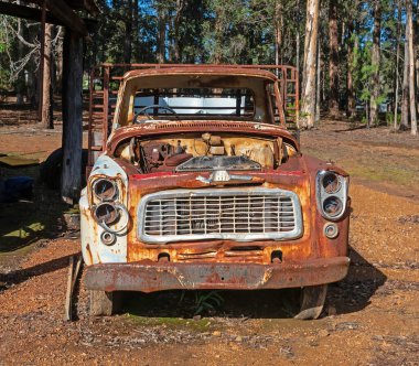 WESTERN AUSTRALYA, AUSTRALYA - 11 Mayıs 2023: Batı Avustralya 'daki Donnelly River Village' da paslanan eski bir uluslararası hasat kamyonu.