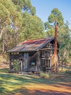 Batı Avustralya 'da Donnelly Nehri Köyü yakınlarında bulunan eski bir kereste fabrikası işçisi kulübesi..