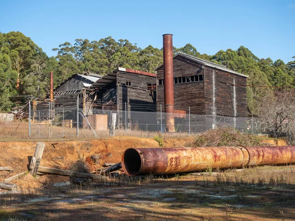 澳大利亚西部多纳利河村一座废弃的旧蒸汽锯木厂 — 图库照片