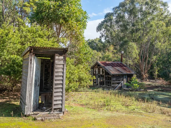 西オーストラリア州ドネリー川村の近くにある古い製材所労働者の小屋とトイレ — ストック写真