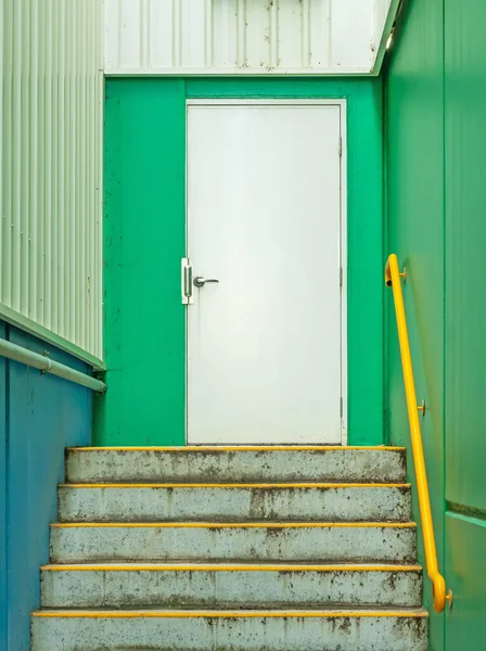 Μια Σκάλα Και Μια Λευκή Πόρτα Μια Βιομηχανική Περιοχή Στο — Φωτογραφία Αρχείου