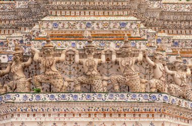 Wat Arun 'daki seramiklerin ayrıntıları, Aruna' nın adını Hindu şafak tanrısı, Tayland, Bangkok 'taki kırık porselenden aldı..