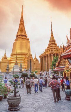 BANGKOK, THAILAND - 7 Nisan 2023: Wat Phra Kaew, İngilizce 'de Zümrüt Buda Tapınağı olarak bilinir, Tayland' ın en kutsal Budist tapınağı olarak kabul edilir. Tesis, Büyük Saray 'ın çevresindeki birkaç binadan oluşuyor.
