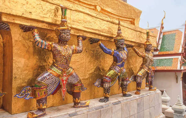 Detalhe Dos Chedi Dourados Mostrando Gigantes Apoio Redor Base Templo — Fotografia de Stock