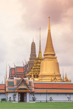 Wat Phra Kaew, İngilizce 'de Zümrüt Buddha Tapınağı olarak bilinir, Büyük Saray' ın Dış Sarayı 'ndan görülür. Tayland 'ın en kutsal Budist tapınağı olarak kabul edilir..