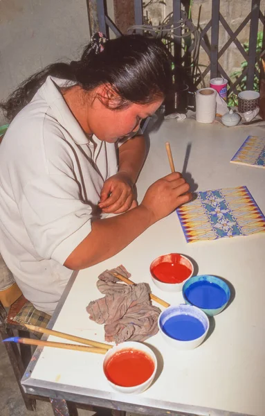 Lampang Thailand Abril 2023 Uma Artista Feminina Pintando Azulejos Uma — Fotografia de Stock