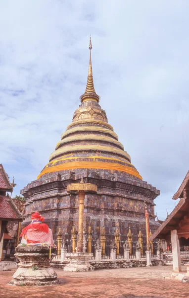 Oxidado Chedi Cobre Século Wat Phra Lampang Luang Templo Budista — Fotografia de Stock