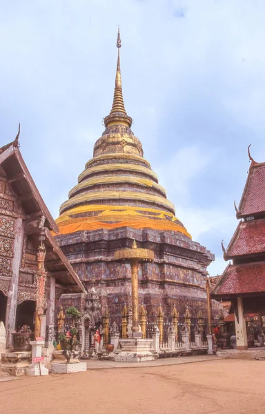 Oxidado Chedi Cobre Século Wat Phra Lampang Luang Templo Budista — Fotografia de Stock