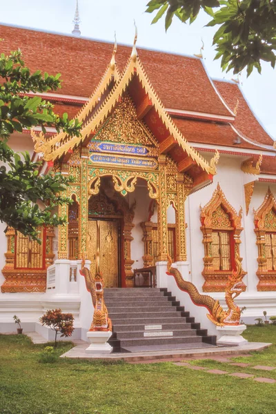 ワット プラランプンはタイで最も重要で魅力的な仏教寺院の一つです — ストック写真