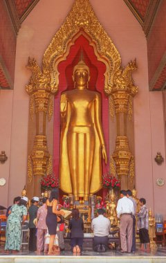 NAKHON PATHOM, THAILAND - 7 Nisan 2023: Budistler Tayland Nakhon Pathom Eyaleti 'ndeki Phra Pathom Chedi' de Buda imajı önünde namaz kılıyorlar..