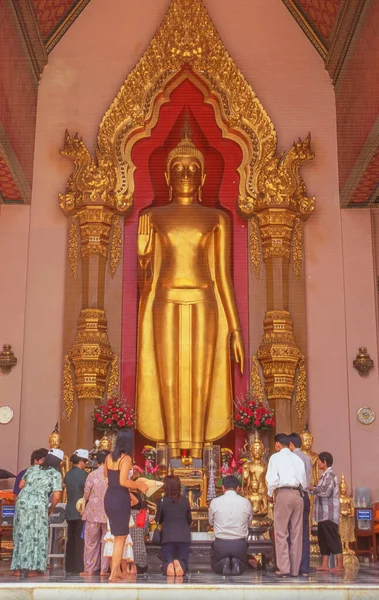 Nakhon Pathom Thailand Abril 2023 Budistas Orando Frente Imagem Buda — Fotografia de Stock