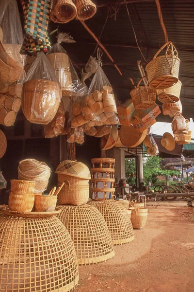 タイ北部の町 ナンの伝統的な店でのバスケットやその他の織り杖製品 バンコクの北688Km — ストック写真