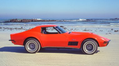 CAPE ToWN, Güney Afrika - 16 Nisan 2023 - Chevrolet Corvette (C3), 1967 ile 1982 yılları arasında Chevrolet tarafından üretilen Corvette spor otomobilinin üçüncü neslidir. Bu örnek Güney Afrika 'daki Cape Town' daki Blouberg Sahili 'nde çekildi..