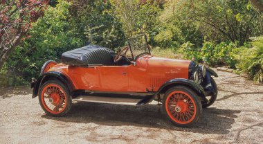 CAPE TOWN, SOUTH AFRICA - 17 Nisan 2023: Studebaker ilk arabasını 1902 yılında üretti ve 1966 yılında üretimi durdurdu. Burada 1922 model üstü açılır bir resim var..