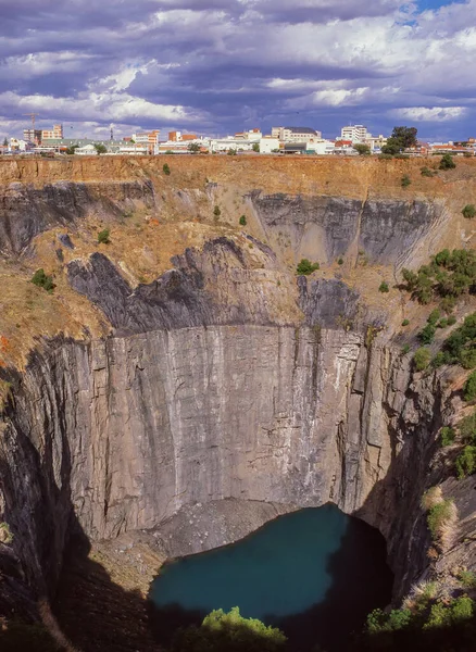 南非北开普省金伯利大洞 Big Hole Kimberley 是一个露天矿和地下矿 据称是迄今为止人工挖掘的最深的洞 — 图库照片