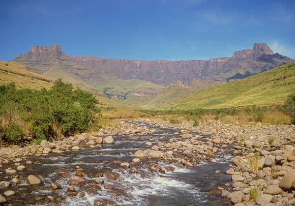 南アフリカのクワズール ナタールにある王立国立公園の主な特徴は 長さ約5キロメートル 高さ約500メートルの世界的に有名な円形劇場である — ストック写真