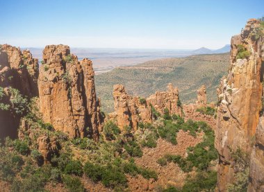 Güney Afrika 'nın Doğu Burnu' ndaki Issızlık Vadisi jeolojik bir fenomendir. Camdeboo Ulusal Parkı 'nda uzanan zirvelerle kaplı bir uçurum yüzeyi..