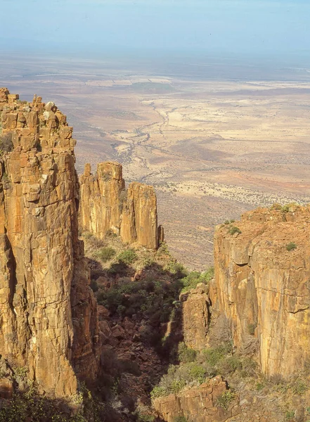 南非东开普省的荒芜谷是一个地质现象 陡峭的悬崖顶上是位于坎得布国家公园内的尖峰 — 图库照片