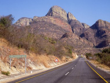 Abel Erasmus Geçidi, Güney Afrika 'da Ohrigstad ile Tzaneen arasındaki R36 yolunun Limpopo Eyaleti' nde yer almaktadır. Geçit 11 km uzunluğunda ve genellikle 19. yüzyılın sonlarında bir otobüs rotası takip ediyor..
