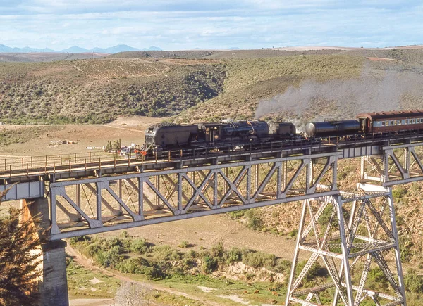 Eine Dampfmaschine Überquert Eine Eisenbahnbrücke Der Nähe Von Mossel Bay lizenzfreie Stockbilder