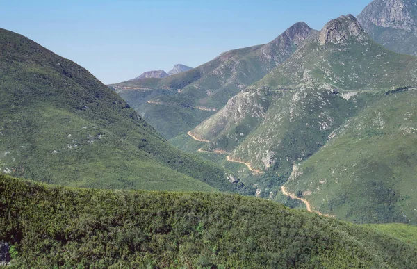 モンタギュー峠は南アフリカの西ケープ州に位置し ヘロルドとジョージの間の未署名道路上にある — ストック写真