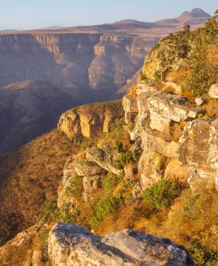 Sabahın erken saatlerinde Güney Afrika 'nın Mpumalanga Eyaleti' ndeki Blyde Nehri Kanyonu Doğa Koruma Alanı 'nda manzara kanyonu..