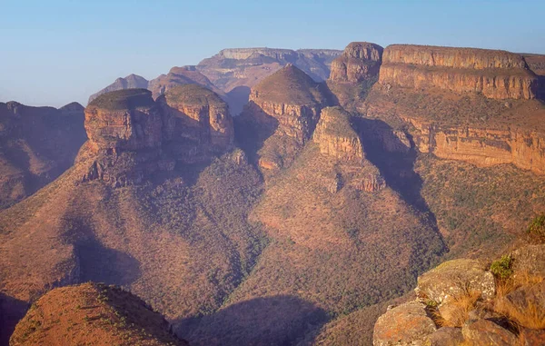南アフリカのムプマランガ州のブライド川渓谷自然保護区にある3つのロンダベルは 伝統的な丸いロンダーベルまたはアフリカのホームステッドに似た3つの山頂です — ストック写真