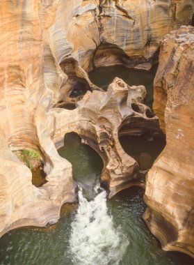 Bourke 'un Şans Çukuru' nun bir bölümü, Güney Afrika 'da Mpumalanga eyaletindeki Blyde Nehri Kanyonu' nda kum ve kayaların neden olduğu aşınmayı gösteriyor..