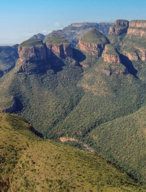 Güney Afrika 'nın Mpumalanga Eyaleti' ndeki Blyde Nehri Kanyonu 'ndaki üç Rondavel, geleneksel yuvarlak rondavellere veya Afrika çiftliklerine benzeyen üç dağ tepesidir..