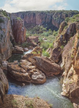 Güney Afrika 'nın Mpumalanga eyaletinde Bourkes Luck Potholes' in aşağısındaki Blyde Nehri Kanyonu 'nun başlangıcı.