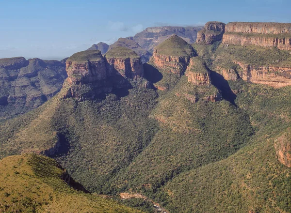 南アフリカのムプマランガ州のブライド川渓谷自然保護区にある3つのロンダベルは 伝統的な丸いロンダーベルまたはアフリカのホームステッドに似た3つの山頂です — ストック写真