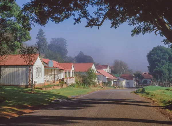 Frühmorgendlicher Nebel Der Kleinstadt Pilgrim Rest Der Südafrikanischen Provinz Mpumalanga Stockbild