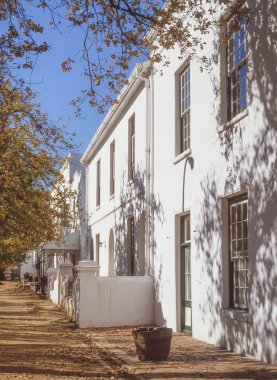 Dorp Caddesi Stellenbosch, Batı Burnu, Güney Afrika 'da meşe kaplı tuhaf bir caddedir. Güney Afrika 'nın herhangi bir büyük kasabasında hayatta kalan en uzun eski binalardan biri olarak eski bir dünya cazibesine sahip..
